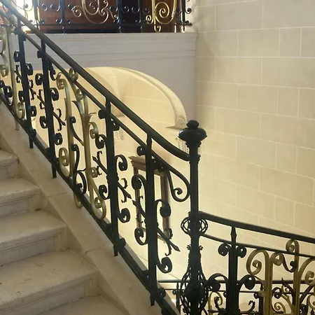 Chateau De Puycharnaud 3* Lacaud