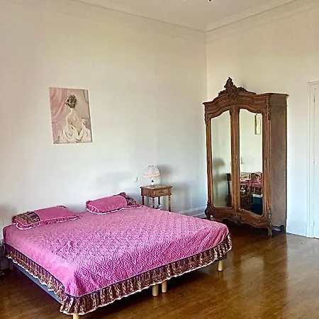 Chateau De Puycharnaud Bed & Breakfast 3*