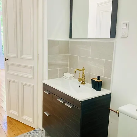 Chateau De Puycharnaud Bed & Breakfast