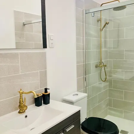 Chateau De Puycharnaud 住宿加早餐酒店