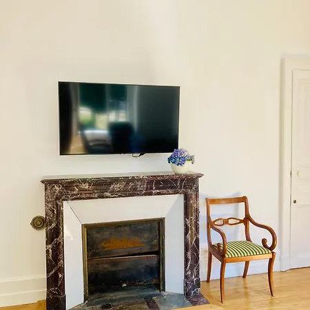 Chateau De Puycharnaud Bed & Breakfast 3*