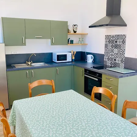 Chateau De Puycharnaud 3*