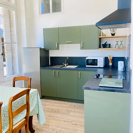 Chateau De Puycharnaud 住宿加早餐酒店