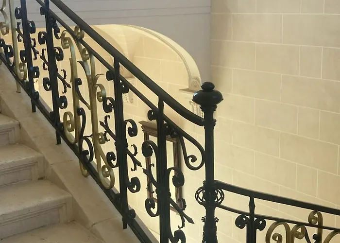 Château De Puycharnaud 3* Lacaud