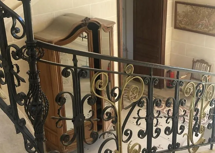 Château De Puycharnaud Alojamento de Acomodação e Pequeno-almoço Lacaud