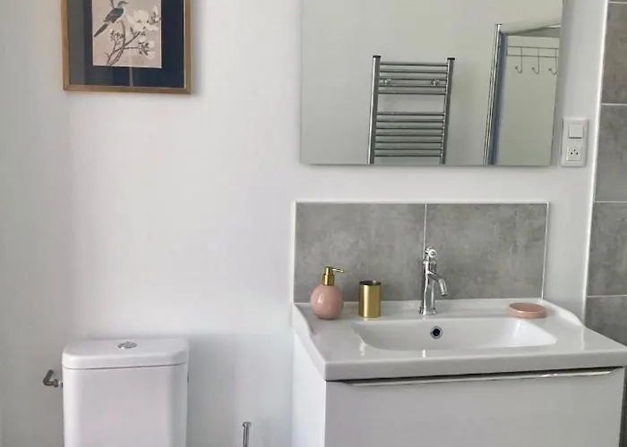 Alojamento de Acomodação e Pequeno-almoço Château De Puycharnaud 3*