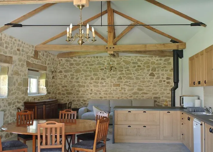 Alojamento de Acomodação e Pequeno-almoço Château De Puycharnaud 3*