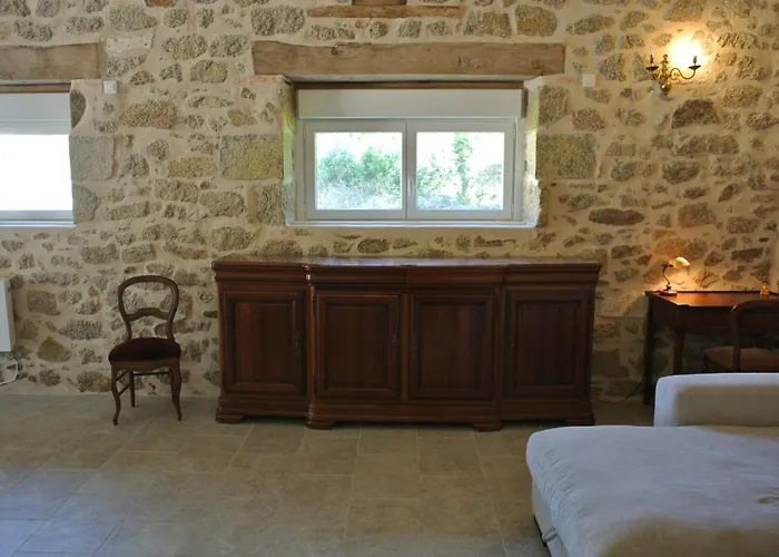 Alojamento de Acomodação e Pequeno-almoço Château De Puycharnaud 3*