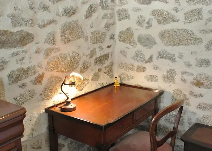 Alojamento de Acomodação e Pequeno-almoço Château De Puycharnaud 3*