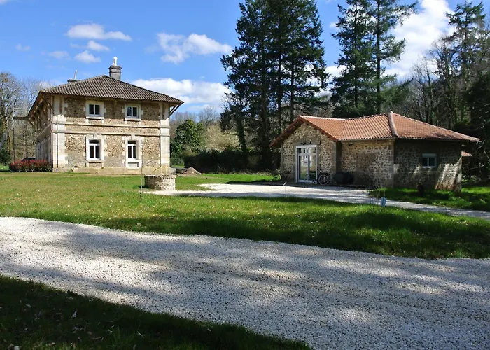 Château De Puycharnaud 3* Lacaud