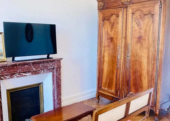 Alojamento de Acomodação e Pequeno-almoço Château De Puycharnaud 3*