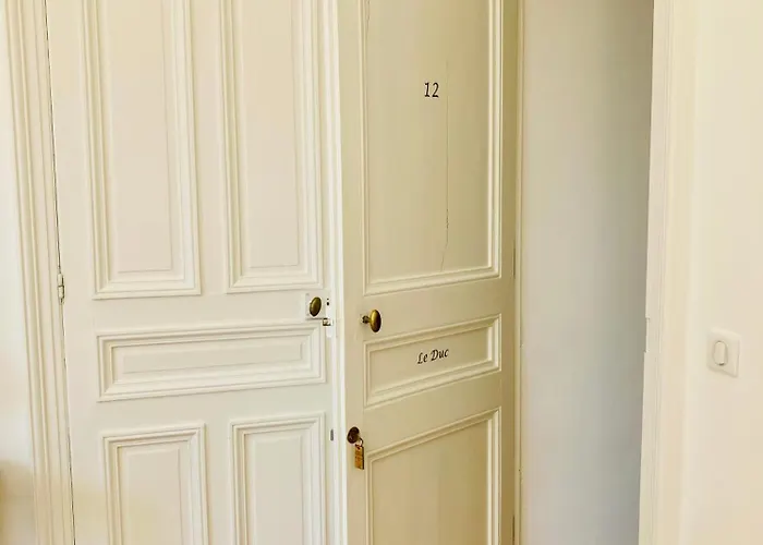 Château De Puycharnaud Alojamento de Acomodação e Pequeno-almoço Lacaud