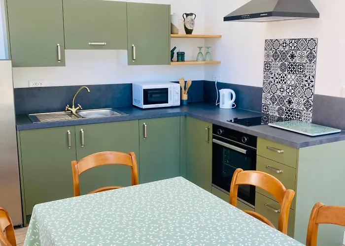 Château De Puycharnaud 3*